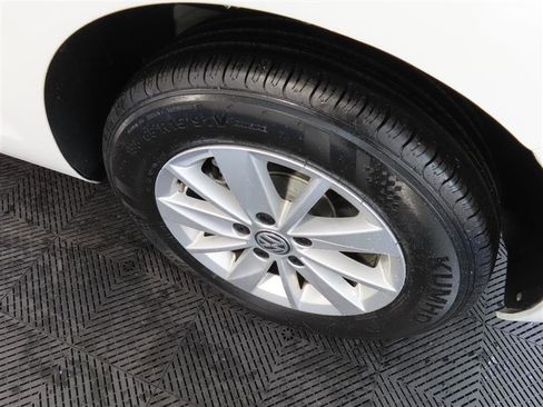 Used 2016 Volkswagen Golf S image 7