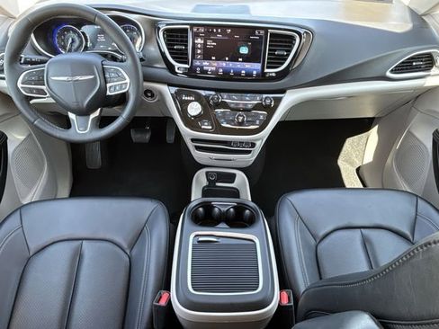 Used 2024 Chrysler Pacifica Touring-L image 11