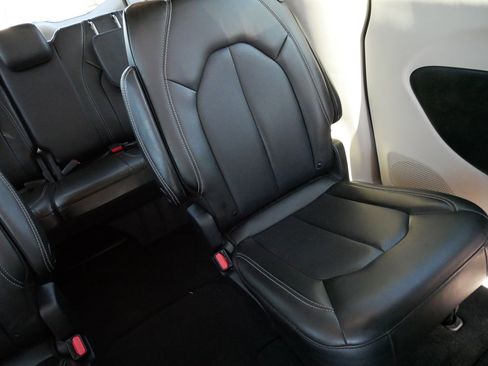 Used 2023 Chrysler Pacifica Touring-L image 13