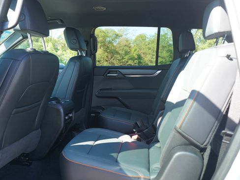 Used 2024 GMC Acadia AT4 w/ Luxury Package AWD/4WD image 16