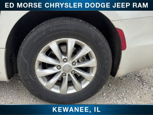 Used 2019 Chrysler Pacifica Touring-L FWD image 18