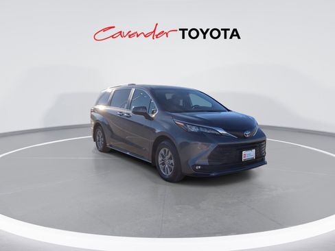 Certified 2025 Toyota Sienna XLE w/ XLE Plus Package image 2