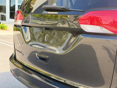 Used 2020 Chrysler Pacifica Touring w/ S Appearance Package FWD image 31