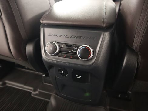 Used 2025 Ford Explorer Platinum w/ Ultimate Package image 16