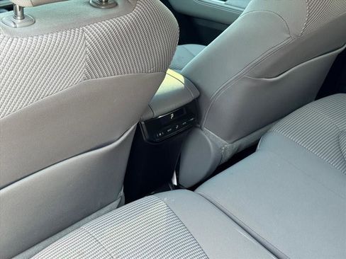 Used 2024 Toyota Highlander LE AWD/4WD image 18