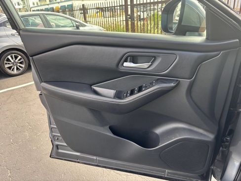Used 2025 Nissan Rogue SV FWD image 18