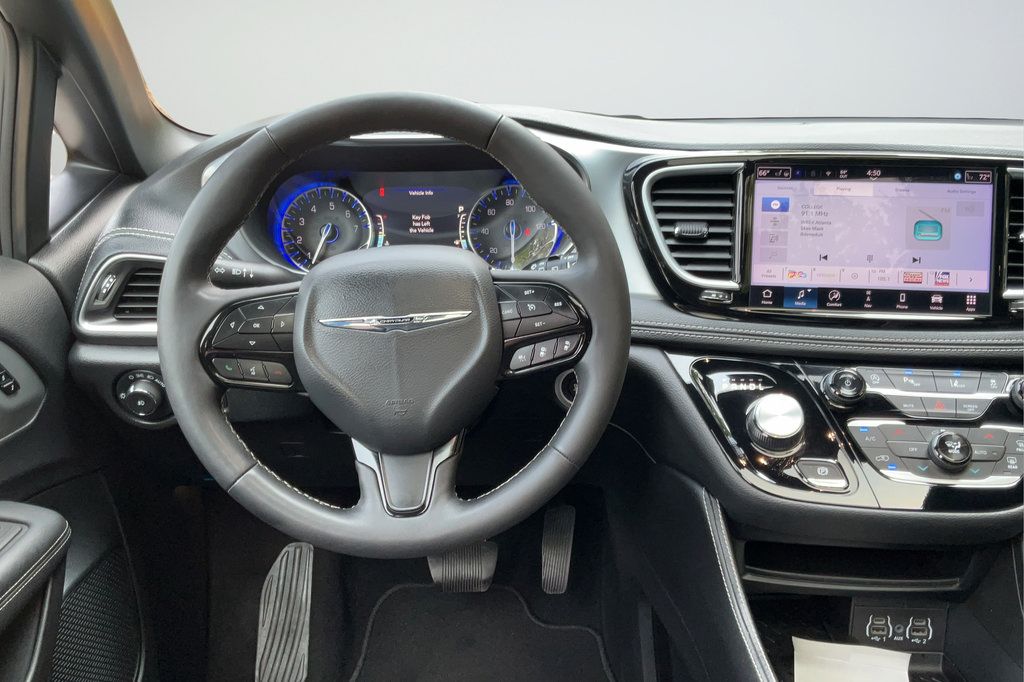 Used 2025 Chrysler Pacifica Limited FWD image 12