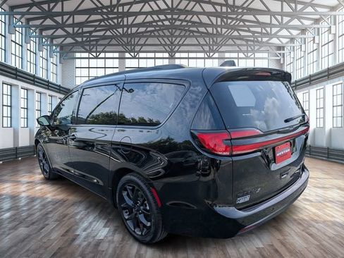 Used 2025 Chrysler Pacifica Limited FWD image 5