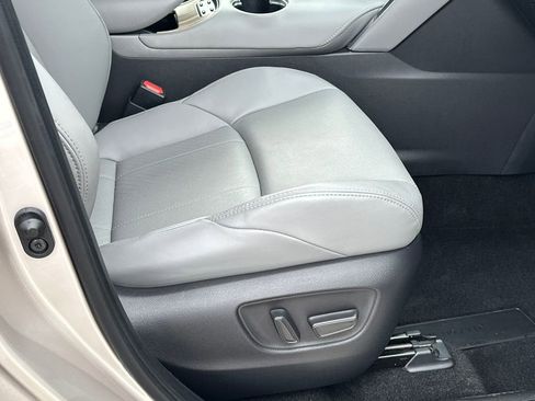 Used 2022 Toyota Venza Limited image 13