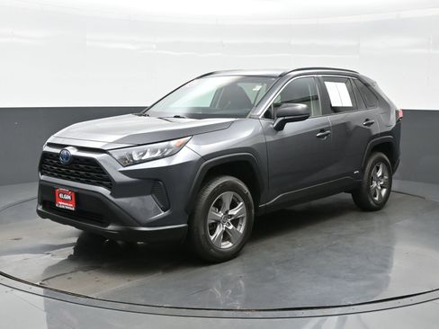 Used 2022 Toyota RAV4 LE AWD/4WD image 2