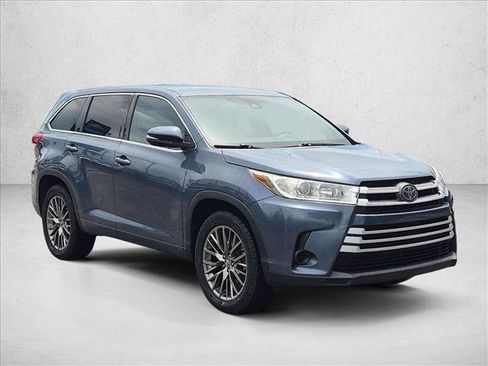 Used 2018 Toyota Highlander LE FWD image 3