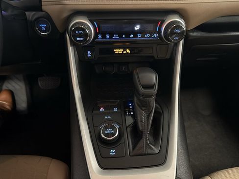 Used 2020 Toyota RAV4 XLE AWD/4WD image 36