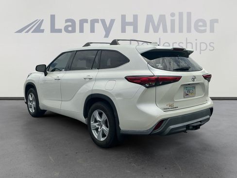 Used 2020 Toyota Highlander L AWD/4WD image 3