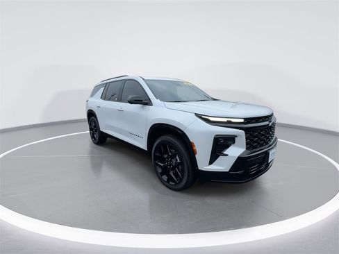 Used 2025 Chevrolet Traverse RS image 2