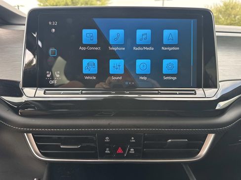 Used 2024 Volkswagen Atlas Cross Sport SE image 25