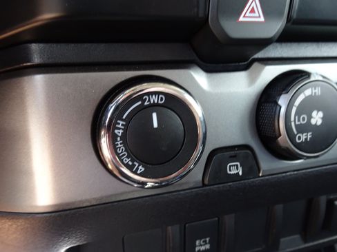 Used 2020 Toyota Tacoma SR AWD/4WD image 19