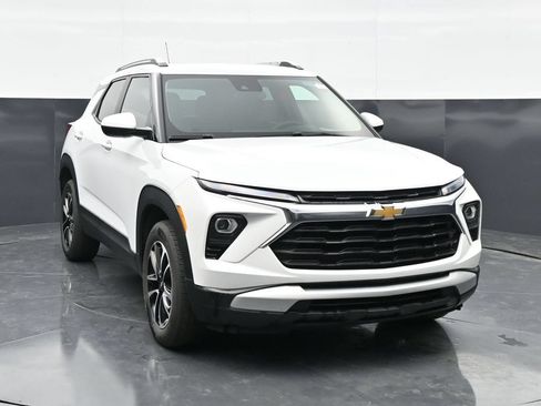 Used 2025 Chevrolet TrailBlazer LT w/ Driver Confidence Package AWD/4WD image 2