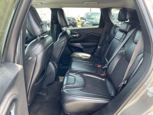 Used 2019 Jeep Cherokee Latitude Plus FWD image 14