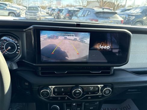 Used 2024 Jeep Wrangler Sahara image 19