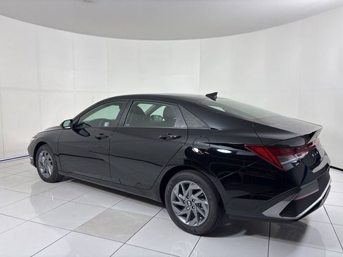 New 2025 Hyundai Elantra Hybrid FWD image 3