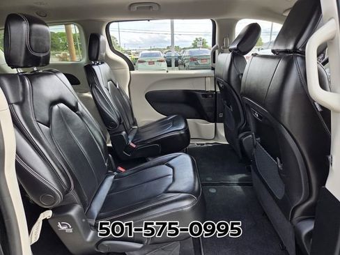 Used 2023 Chrysler Pacifica Touring-L FWD image 16