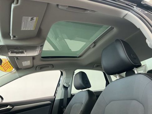 Used 2025 Volkswagen Jetta SE w/ Sunroof Package FWD image 11