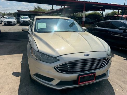 Used 2017 Ford Fusion SE w/ Fusion SE Technology Package image 21