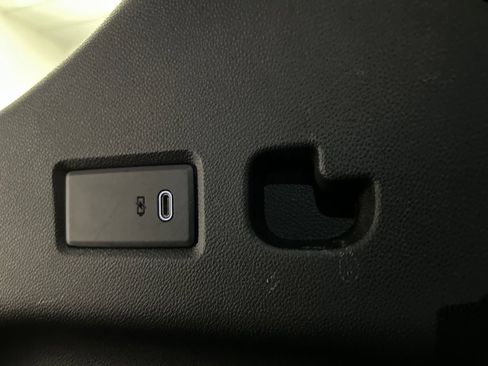 Used 2025 GMC Yukon XL Denali RWD image 41
