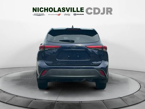 Used 2021 Toyota Highlander XLE AWD/4WD image 4