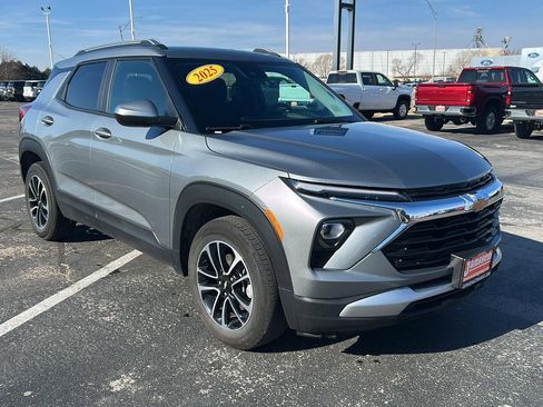 Used 2025 Chevrolet TrailBlazer LT image 4