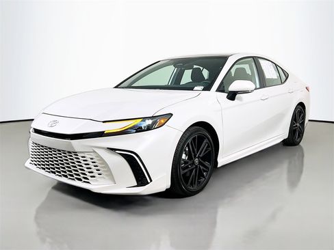 Used 2025 Toyota Camry XSE image 3
