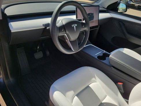 Used 2025 Tesla Model Y Long Range image 10