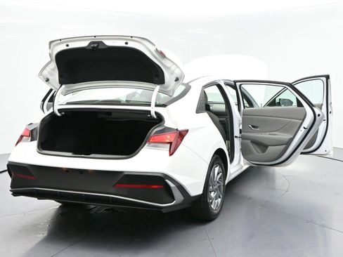 Used 2024 Hyundai Elantra SEL FWD image 40