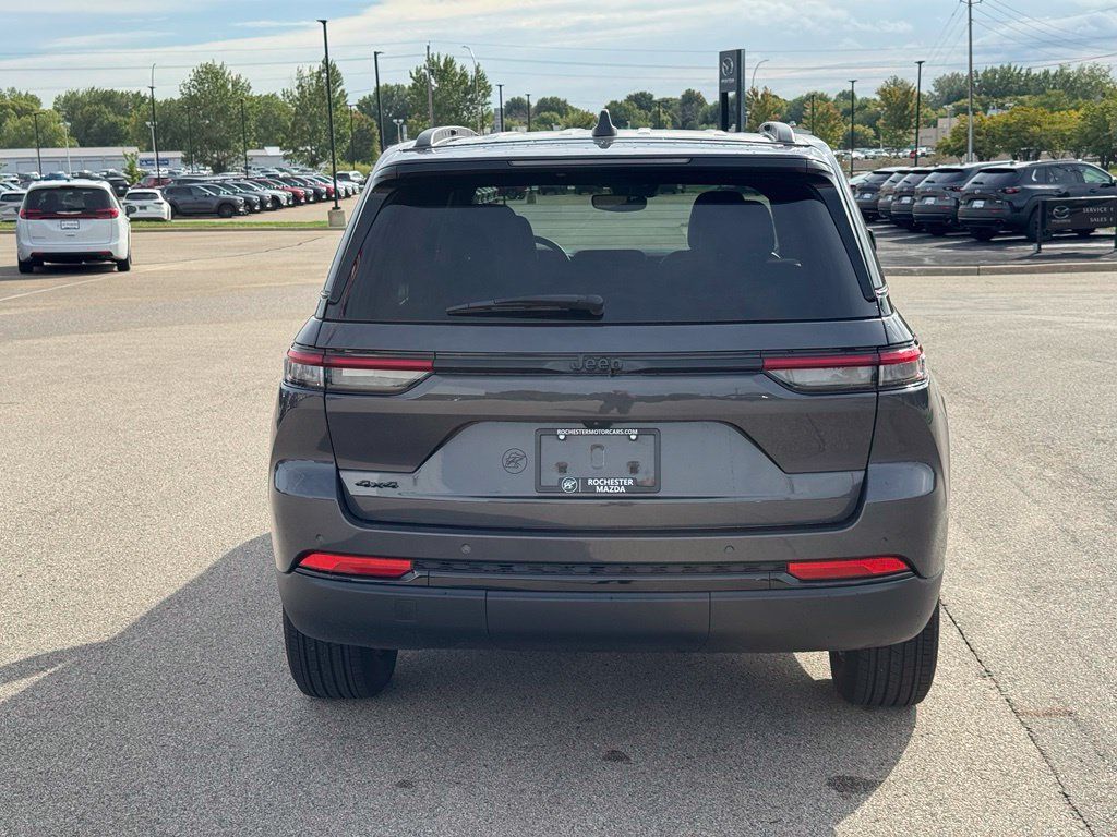 Used 2024 Jeep Grand Cherokee Altitude AWD/4WD image 36