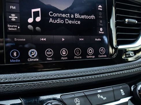 Used 2020 Chrysler Pacifica Limited FWD image 32