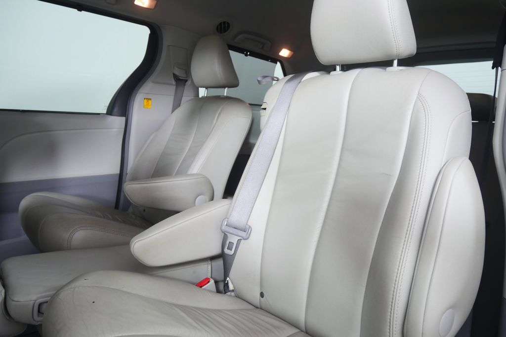 Used 2013 Toyota Sienna XLE FWD image 14