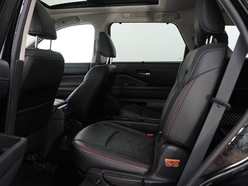 Used 2022 Nissan Pathfinder Platinum AWD/4WD image 18