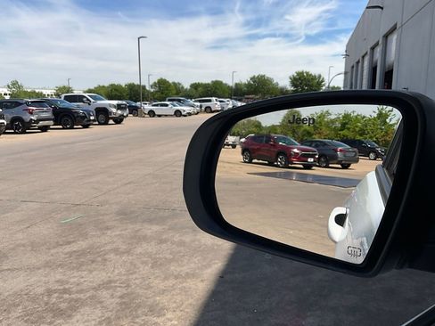 Used 2025 Jeep Compass Latitude image 18