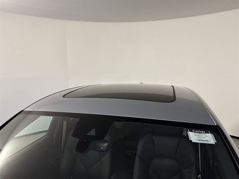 Certified 2025 Porsche Macan GTS image 17