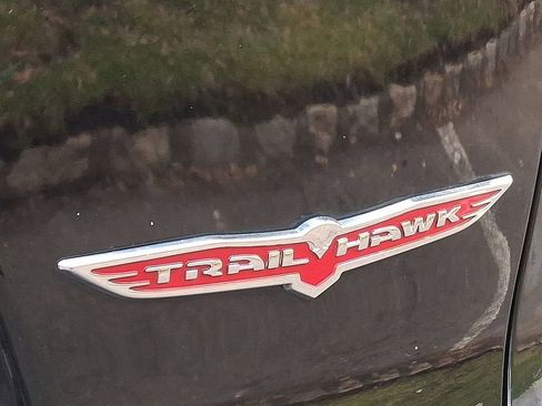 Used 2022 Jeep Cherokee Trailhawk image 32