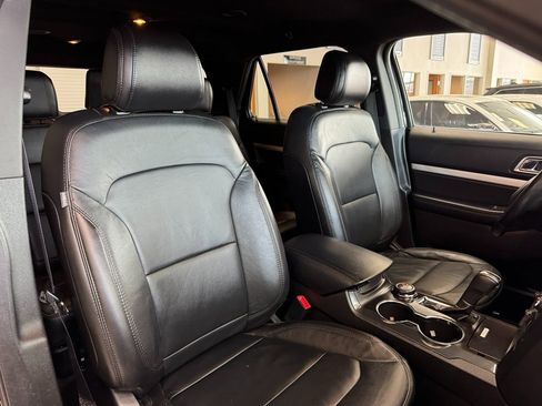 Used 2017 Ford Explorer XLT w/ Equipment Group 202A image 18