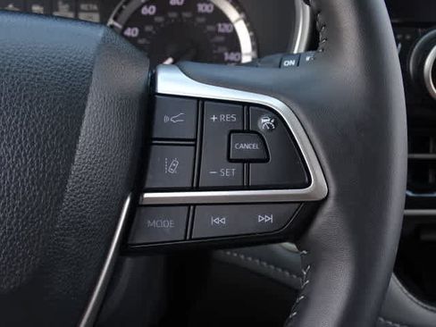 Used 2025 Toyota Highlander XLE FWD image 37