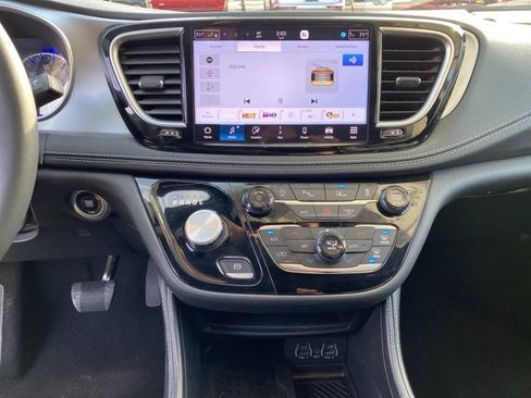 Used 2025 Chrysler Pacifica Limited image 29