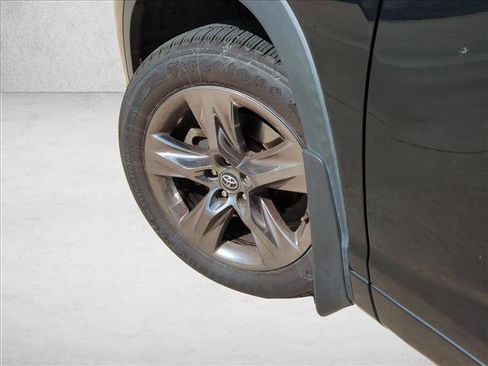 Used 2018 Toyota Highlander Limited Platinum AWD/4WD image 10