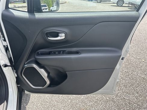 Used 2023 Jeep Renegade Latitude image 14