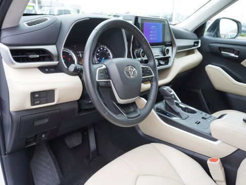 Used 2023 Toyota Highlander XLE image 23