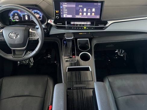 Used 2025 Toyota Sienna XSE image 12