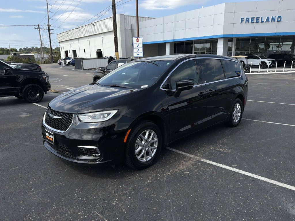 Used 2025 Chrysler Pacifica Select FWD image 7