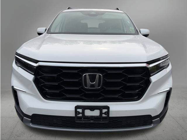 Used 2025 Honda Pilot Touring image 3