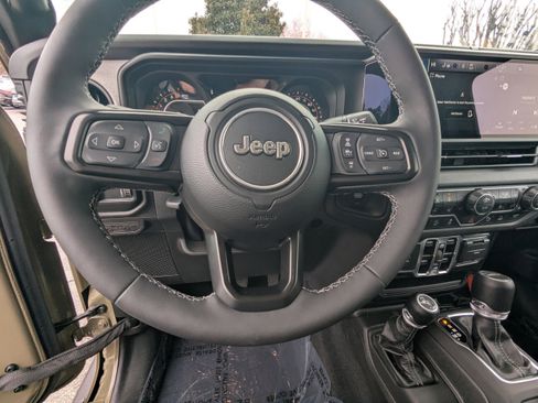Certified 2025 Jeep Gladiator Sport image 17